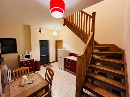 eine Küche und ein Esszimmer mit einer Treppe und einem Tisch in der Unterkunft Bedroom + Bathroom D8 in Dublin
