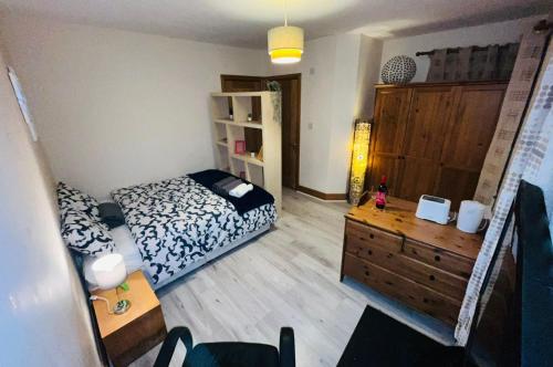 um pequeno quarto com uma cama e uma cómoda em Bedroom + Bathroom D8 em Dublin