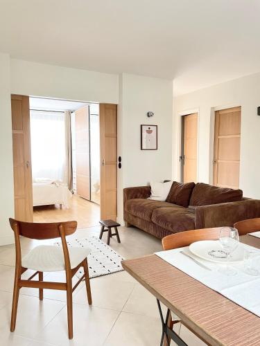 un salon avec un canapé et une table dans l'établissement Lovely 2 Bedrooms, calm, Paris Boulogne 6p, à Boulogne-Billancourt