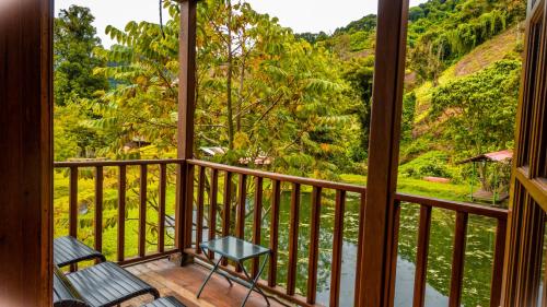 a balcony with a bench and a view of a mountain at Los Quetzales Ecolodge & Spa in Cerro Punta