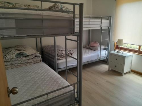 Cette petite chambre dispose de 2 lits superposés et d'une fenêtre. dans l'établissement Casa en Punta Puyai, à Papudo