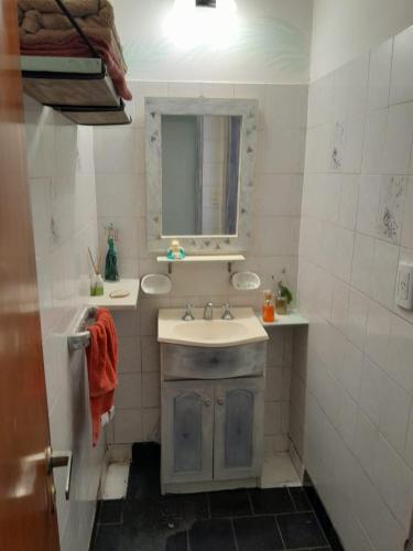 シエラ・デ・ロス・パードレスにあるLA CALANDRIAのバスルーム(洗面台、鏡付)