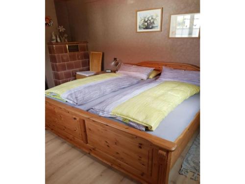 een groot houten bed in een kamer met: bij Holiday home Kobel in Elmstein