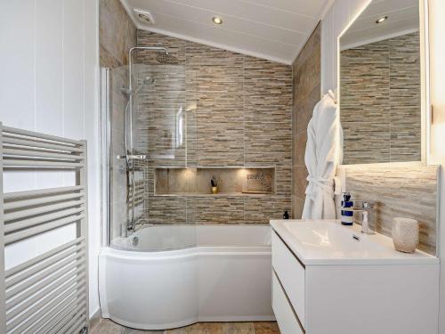 A bathroom at 2 Bed in Castle Douglas 90821