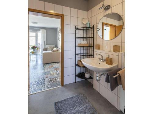 La salle de bains est pourvue d'un lavabo et d'un miroir. dans l'établissement Anton Zimmermann winery, à Bernkastel-Kues