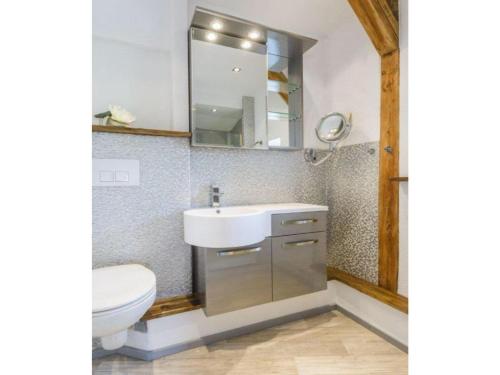 Ένα μπάνιο στο Apartment Pond View Comfortable Vacation Home