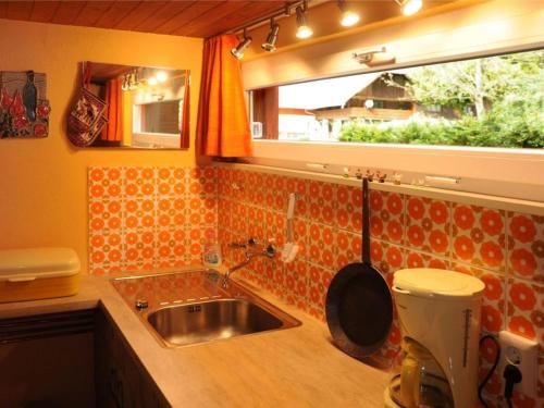 uma cozinha com um lavatório e uma janela em Holiday home Feldbergblick em Hintertal