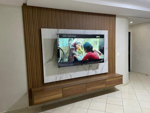 einen Flachbild-TV an der Wand in einem Zimmer in der Unterkunft IMMO DYALI in Taouima