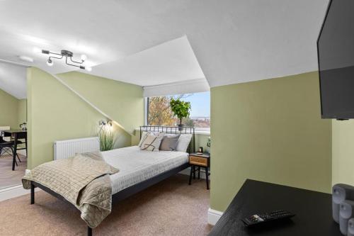 una camera con un grande letto e un tavolo di Birkenhead Aparthotel a Rock Ferry