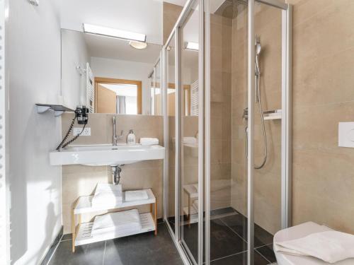 y baño con lavabo y ducha. en Luxury Tauern Suite Walchen Kaprun 6, en Piesendorf
