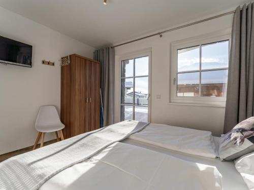 Un dormitorio con una cama grande y una ventana en Luxury Tauern Suite Walchen Kaprun 6, en Piesendorf