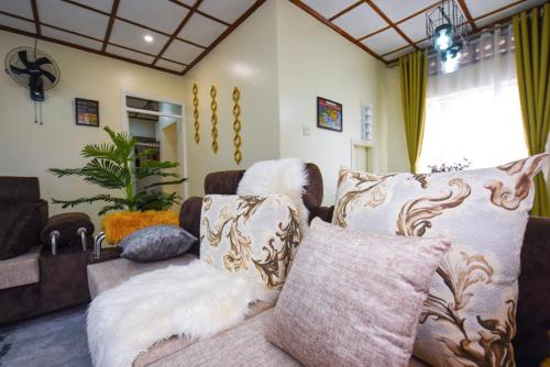 Ruang duduk di Entire 3-Bedroom Holiday Home in Kampala, Lovingly Furnished