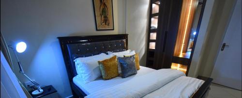 Katil atau katil-katil dalam bilik di Entire 3-Bedroom Holiday Home in Kampala, Lovingly Furnished