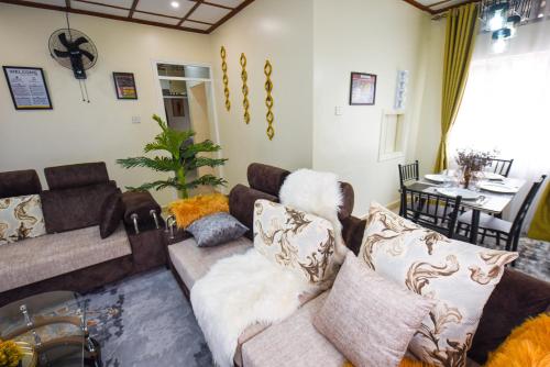 Ruang duduk di Entire 3-Bedroom Holiday Home in Kampala, Lovingly Furnished