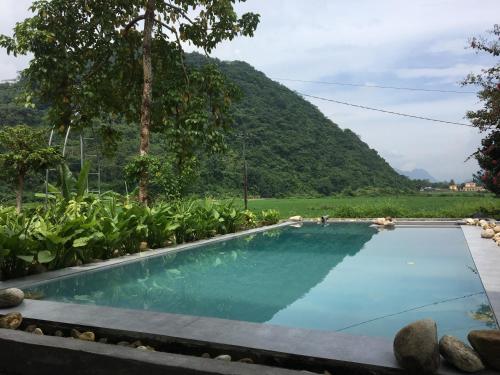 basen z górą w tle w obiekcie Luxury Traditional Chalet w mieście Hà Giang