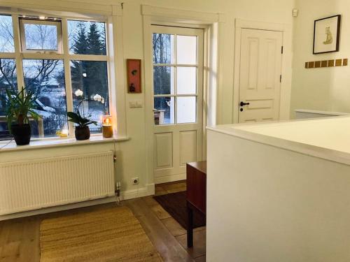 eine Küche mit zwei Fenstern und einer Theke mit Fensterbrett in der Unterkunft Large villa with hot tub and sauna in Mosfellsbær