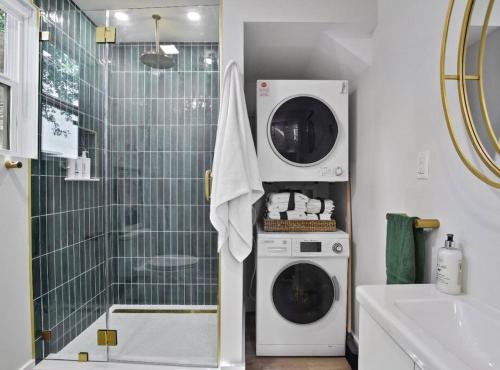 Kupatilo u objektu Tiny House-Sleeps 4-Kitchen-Washer/Dryer-Patio