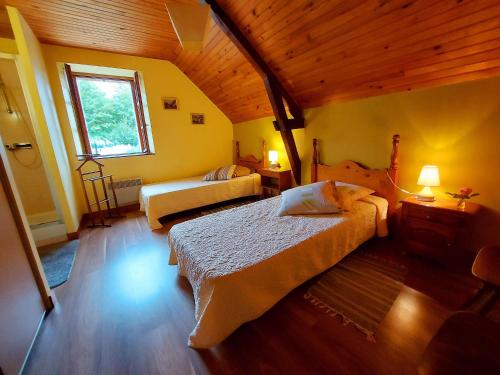 1 Schlafzimmer mit 2 Betten und einem Fenster in der Unterkunft Gîte La Pellerine, 4 pièces, 6 personnes - FR-1-600-69 in La Pellerine