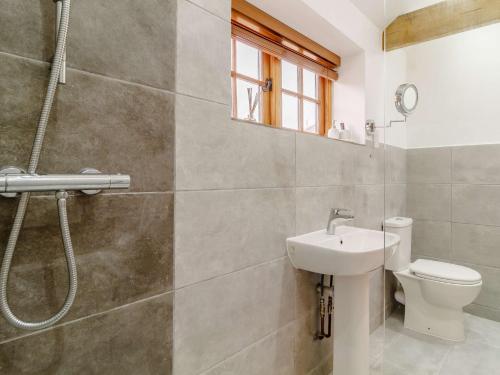 W łazience znajduje się prysznic, toaleta i umywalka. w obiekcie 1 Bed in Burgh St Peter 90192 w mieście Burgh Saint Peter