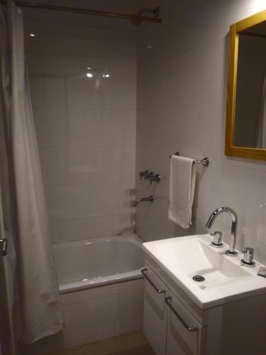 萨尔塔Monoambiente Bambú, Nuevo, amplio y cómodo的带浴缸、水槽和浴缸的浴室