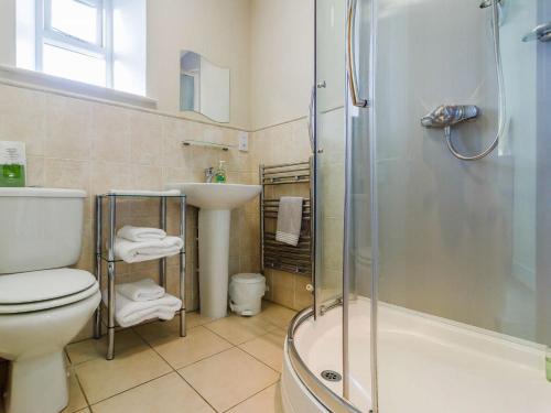 uma casa de banho com um WC, um chuveiro e um lavatório. em 4 Bed in Abergavenny 90003 em Gilwern