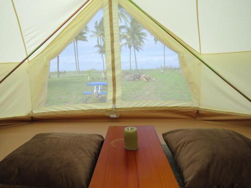 Camera con tenda, tavolo e finestra. di Glamping La Isla Bonita (Isla Portete, Ecuador) a Zapotal