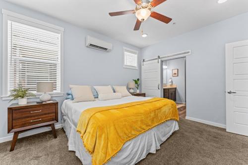 En eller flere senge i et værelse på New Villas Amazing Location 5793