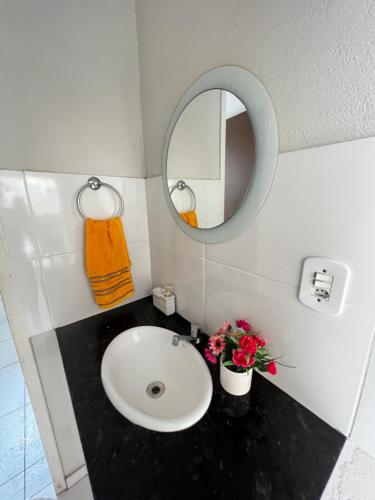 a bathroom with a sink and a mirror at Casa próxima à Praia do Coqueiro in Luis Correia