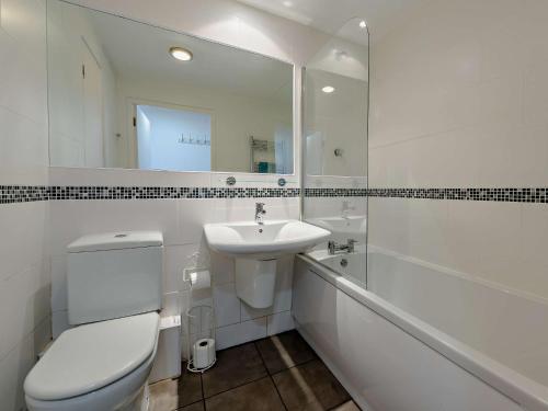 ein weißes Badezimmer mit Toilette und Waschbecken in der Unterkunft 1 Bed in Westward Ho NASEA in Westward Ho