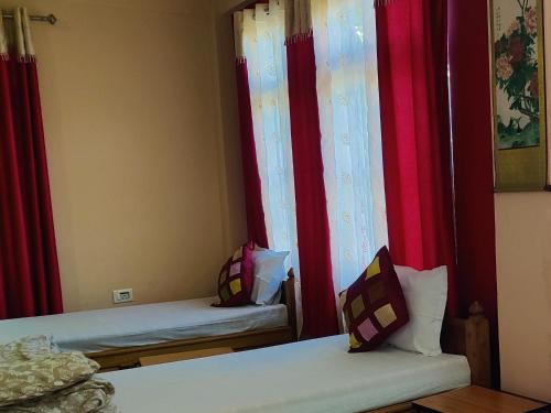 Кровать или кровати в номере The Shire Kalimpong