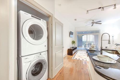 a kitchen with a washer and dryer in a room at Chic 1Br Near NRG With Pool WiFi FreeParking in Houston