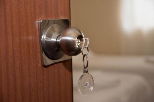 a door knob with a key chain attached to it at Gran Hotel Uruguay in Salto