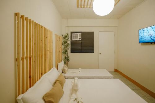 En eller flere senge i et værelse på Pallet Homes - Megaworld