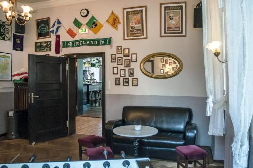 a waiting room with a leather chair and a table at Hajo´s Germania Lodge & Irish Pub in Rüdesheim am Rhein