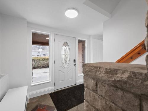 Pokój z białymi drzwiami i oknem w obiekcie Modern and Accessible 5 Bedroom Home in Wexford/Pittsburgh with Private Pool w mieście Wexford