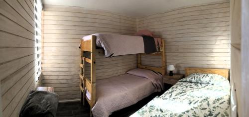 カウイルにあるCabañas Altos de Cahuilの小さなお部屋で、二段ベッド2組が備わります。