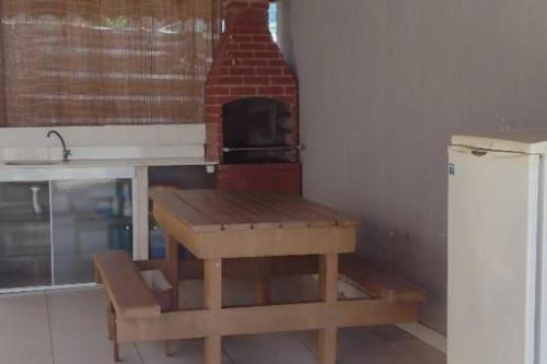 uma cozinha com uma mesa e um forno de tijolos em Casa em Angra dos Reis em Angra dos Reis