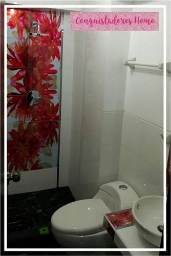 クスコにあるconquistadores homeのバスルーム(白いトイレ、シンク付)