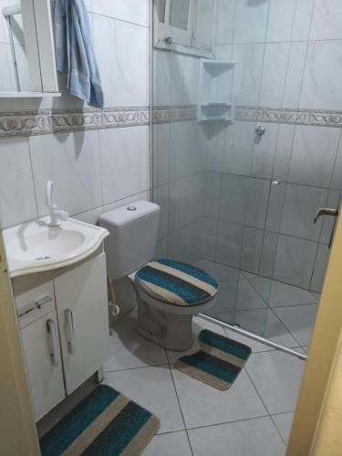 Ett badrum på Apartamento veraneio Torres 2024