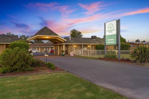 a building with a sign in front of it at Stagecoach Motel Wodonga in Wodonga