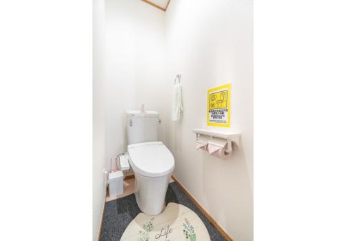 Travel Palace Miyuki (Yomiuri Shimbun) / Vacation STAY 5764 في كاواغوتشي: حمام صغير مع مرحاض في الغرفة