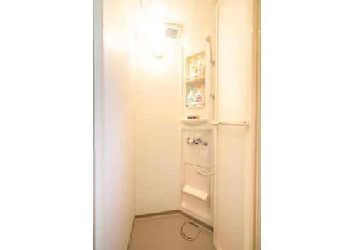 Travel Palace Miyuki (Yomiuri Shimbun) / Vacation STAY 5764 في كاواغوتشي: ثلاجة بيضاء صغيرة في غرفة بيضاء