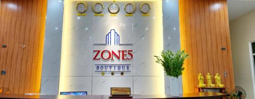 Una pared en una habitación con relojes. en Zone 5 Boutique Hotel, en Da Nang