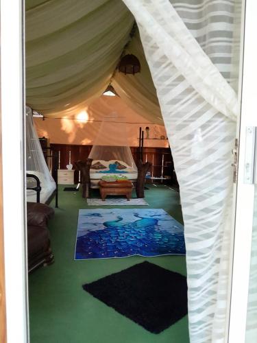 パケラにあるFully Furnished FAMILY JUNGLE TENT, Latino Glamping Paqueraのテント内のベッド1台