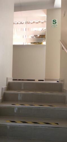 un grupo de escaleras en un edificio con espejo en Hospedaje La Perla Jauja, en Jauja