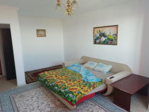 un salon avec un canapé et une table dans l'établissement 3 дом вид на море, à Aktau