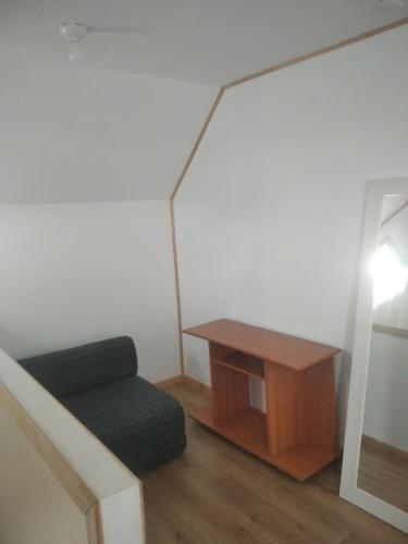 een kamer met een stoel, een tafel en een lamp bij Pieza Labranza 