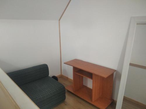 een kamer met een groene bank en een houten tafel bij Pieza Labranza 