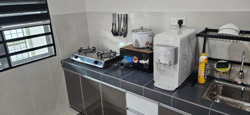 uma cozinha com uma bancada e comodidades para preparar café em Teluk Intan Homestay Landed 3BR2B em Teluk Intan