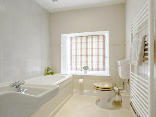 uma casa de banho com uma banheira, um WC e um lavatório. em 5 Bed in Sherborne 79062 em Wincanton